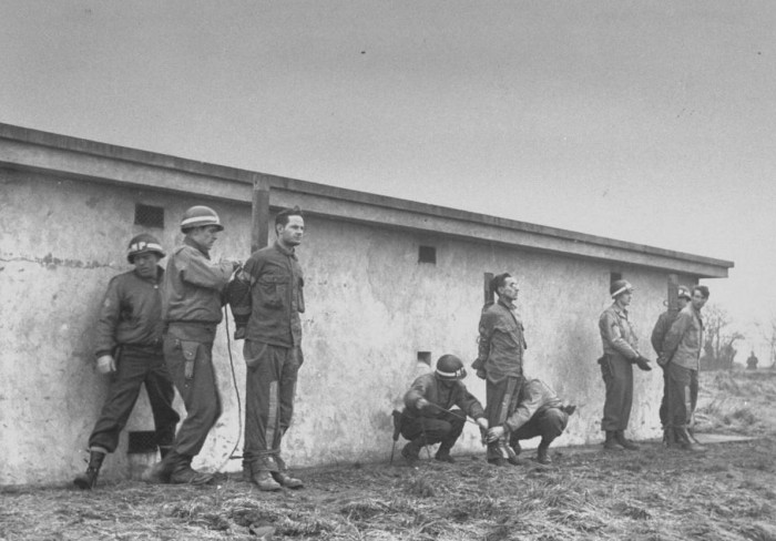poprava členov nemeckej diverznej jednotky počas bitky v Ardenach
