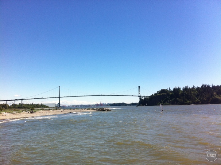 Most čo vedie ponad záliv z North Vancouveru doDown Townu.North Vancouver to je horská obyvateľna časť kde su vilky aj ona tam býva a Down Town je vnútorné mesto kde su hotely banky a úrady