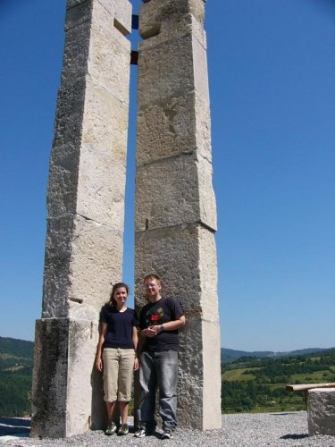 Ja a moja kamarátka Peťa pri obelisku v Terchovej.