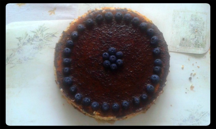 hotovo :) blueberry cheescake je na svete a vyzerá svetovo :) podľa oblížprstu aj chutí svetovo :) dnešná oslava sa vydarí! spokojná som :)