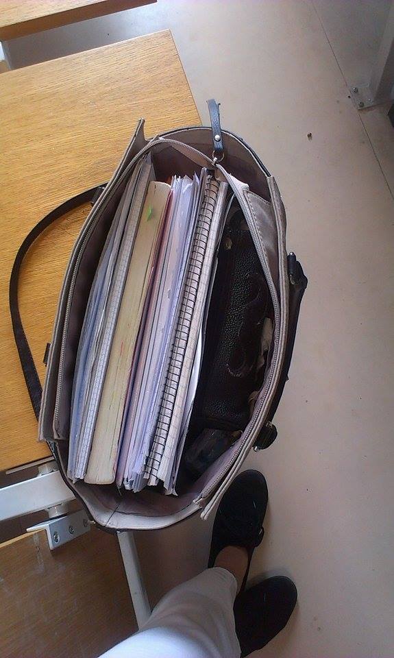 Takto som dneska išla zo školy :D Mám kvalitnú kabelku, keď to vydržala :D Sú to podklady na písomnú matalýzy, časť moja a časť od spolužiačok.. Do utorka sa k tomu všetkému hodlám dostať :D 