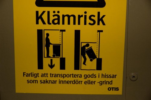 Švédske bezpečnostné tabule vo výťahu