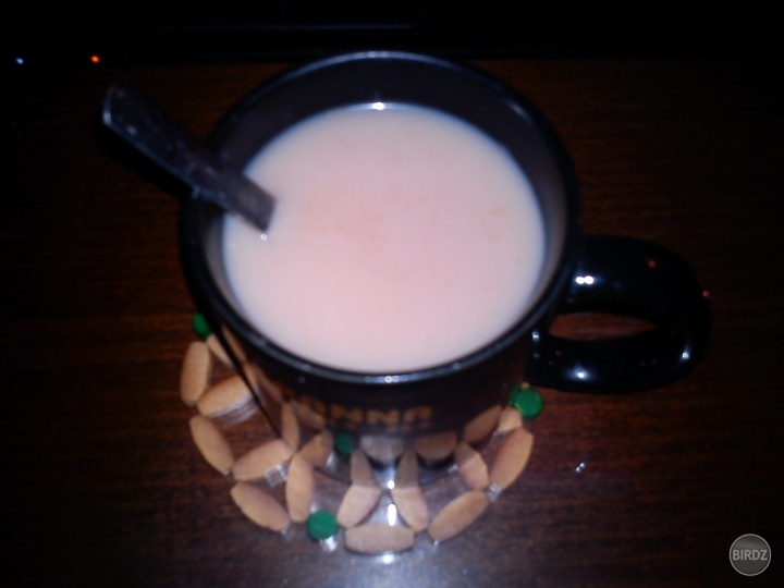 Indický MAsala čai s korením, mliekom, vodou, čiernym čajom a trstinovým nerafinovaným cukrom:-)