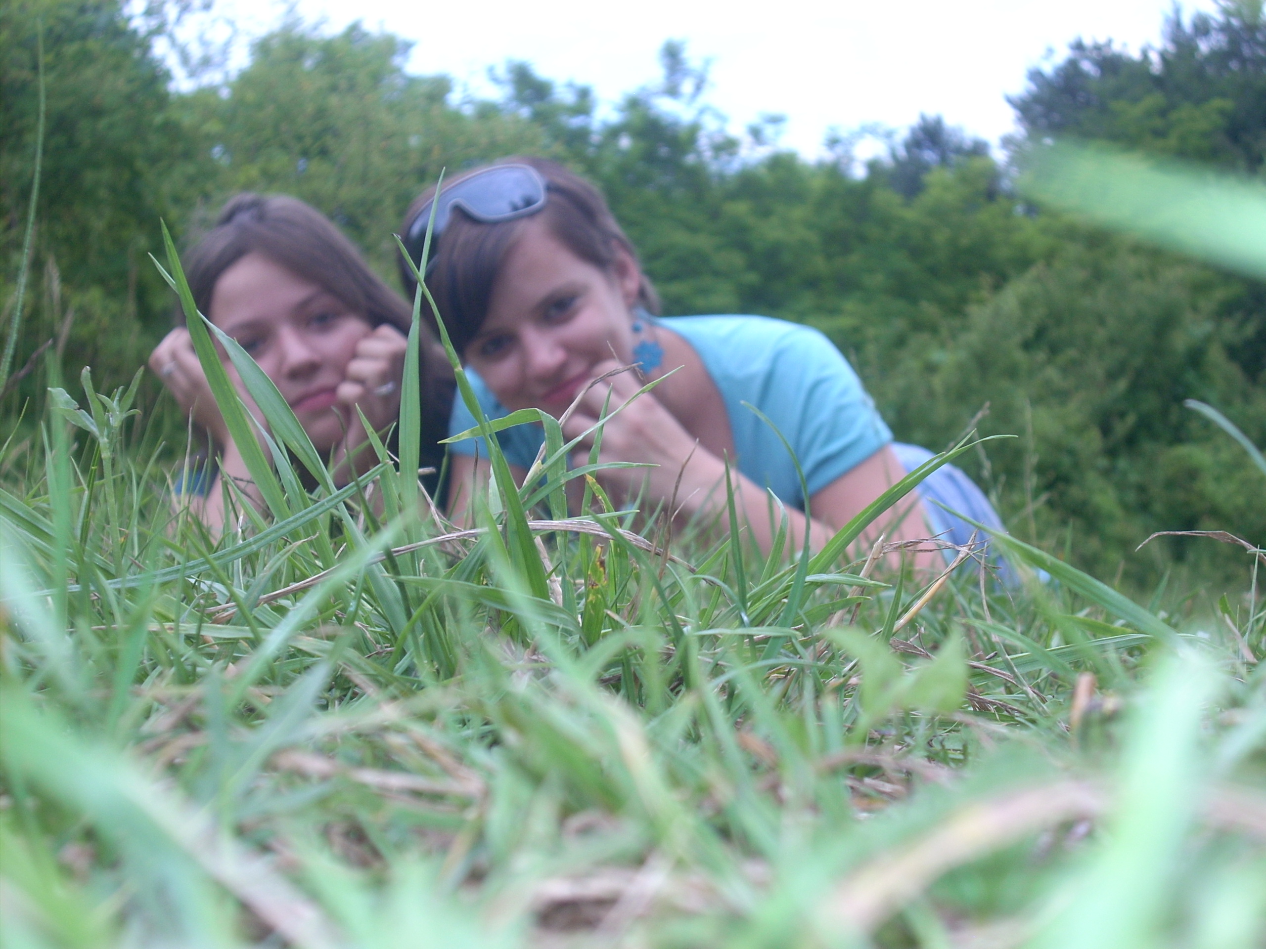 Zuzi a July v tráve :)