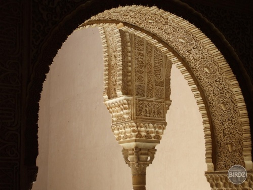 Detail v komplexe palácov Alhambra v Španielsku