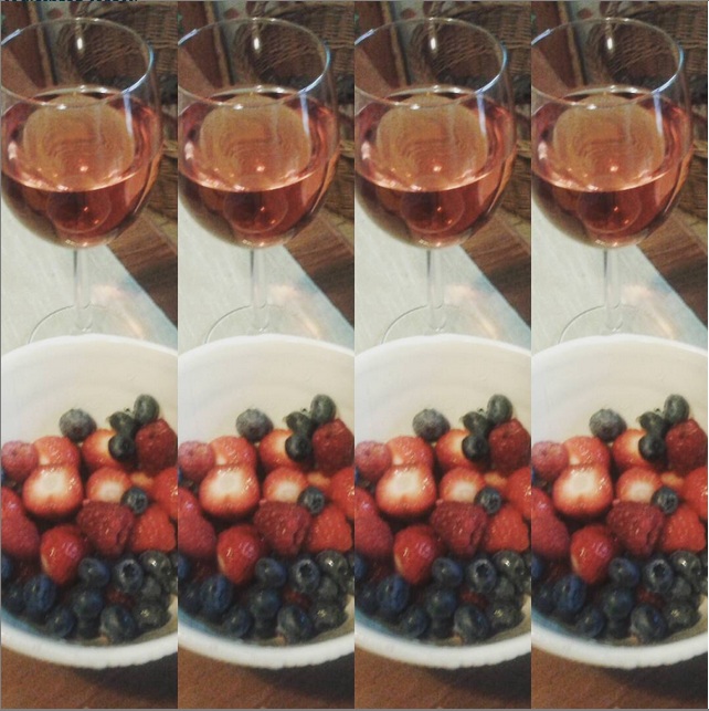 dnešná večera...ružové víno a ovocíčko... healthyasfuck!