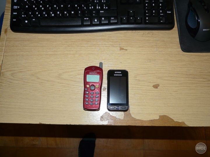 V ľavo môj prví mobil :D ktorý si nechám na pamiatku 