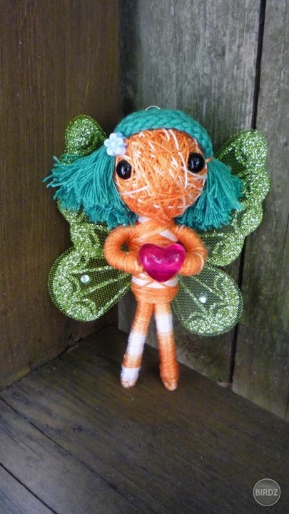 motaná bábika, výška 10cm, má ohybné rúčky aj nôžky a je vhodná ako prívesok napríklad na tašku