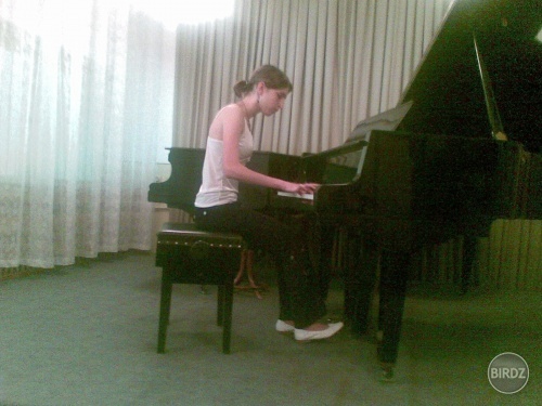 AAAno viem aj hrat na klaviri:)a uz mam od toho aj papier:D