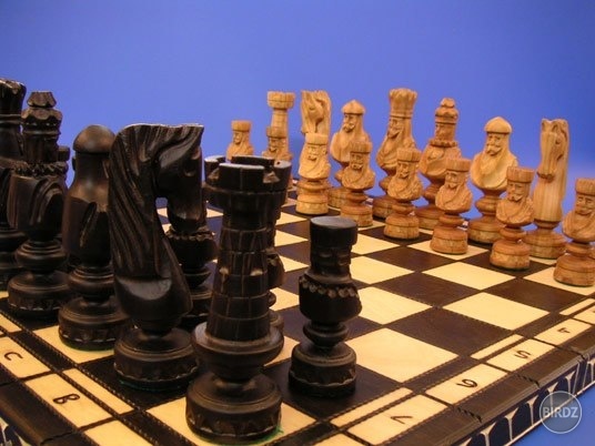 Nikto ešte nevyhral zápas v šachu posúvaním sa len dopredu.
Presne tak ako v živote.
Niekedy sa musíš posunúť dozadu, aby si spravil lepší krok dopredu...