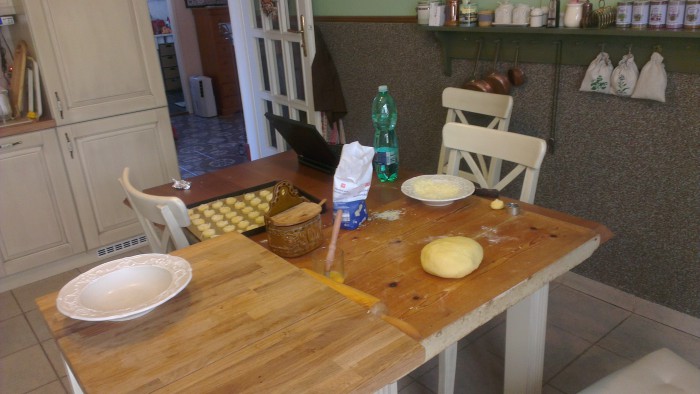 Dnes od rána makačka v kuchyni, príprava veľkej objednávky :) 160 pagáčov, 50 hubových taštičiek a 60 bryndzových tyčiniek :)