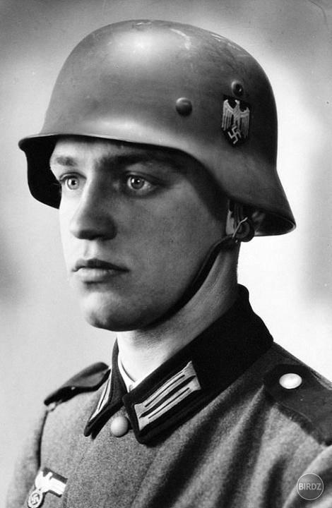 tato fotografia mala zobrazovať vzorového nemeckého vojaka kým sa nezistilo že ten vojak je polovičný žid:)