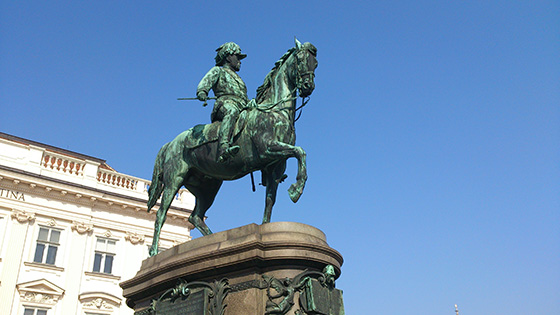 Skoro všade vo Viedni majú sochu nejakého známeho alebo neznámeho jazdca či panovníka. Asi boli zaťažení na jazdu :)