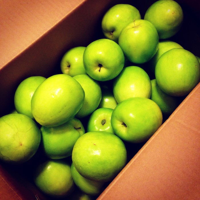 Tak som si dnes z farmy kupil Jujube. Je to azijske ovocie podobne chutou aj texturou jablku, akurat stoji asi 5x menej. Strasne sa z toho tesim :)
