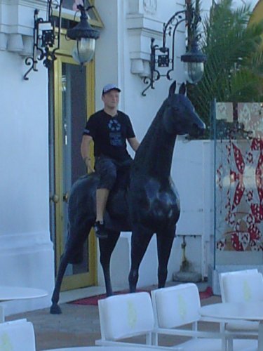 že kto si nesadol na železného koňa pred najdrahším hotelom v Nice???