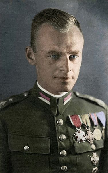 Witold Pilecki-polský dôstojník a člen odboja ktorý sa dobrovolne dal poslať do Osvienčimu aby zistil čo sa tam deje,strávil tam dva a pol roka a po úteku bojoval vo Varšavskom povstaní,po vojne v roku 1948 bol popravený komunistami 
