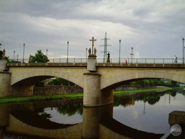 most nad riekou Mže