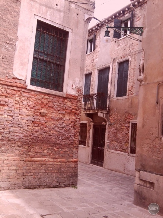 Podarilo sa mi nájsť prvú fotku kt.som spravila v taliansku!Je z prvej návštevy Benátok. Samozrejme sú tam aj tie povestné kanály a všetko možné,ale väčšinu mesta zaberajú práve takéto domy. Zabudnite na kanály so zelenou vodou a gondoly, je to labirint:)