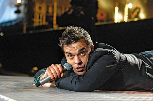 Heh..:Robbie Williams...xixi.Viem, dost odlisne od Rammsteinu ale tiez ho zboznujem.A kto ma osobne pozna tak vie ako som na tom s Robbiem :D xD LOL... xixi