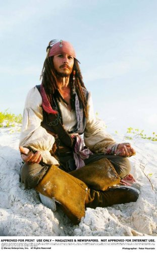 Johnny Depp ako Kapitán Jack Sparrow z filmu Piráti z Karibiku.