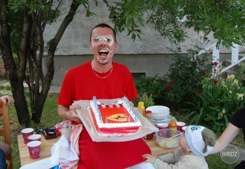 všetkých nás prekvapil, keď strčil hlavu do torty :D - ale aspoň bola sranda.. 