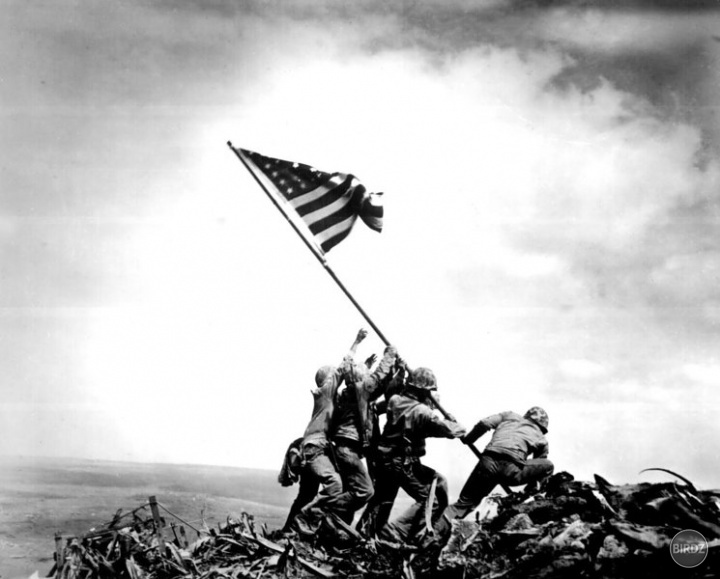 vztyčovanie vlajky na Mount Suribachi ostrov Iwo Jima,tretí zlava je Slovák seržant Michael Strank