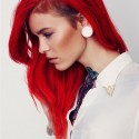 červené vlasy, diery v ušoch a tatúvania