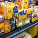 nakúpili sme iba veci životu potrebné!!! áno...240 kotúčov toaletného papieru sú životne potrebné(rofl)(rofl) 