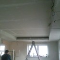 takúto budeme mať obývačku, teda vlastne len strop, tak v tých dierkach budú svetlá a tak :D
ale tú bielu gebuzinu som na to kydala jaaa :)