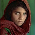 Afgánske dievča s prenikavým pohľadom. Fotka pochádza z roku 1986.
