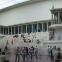 Predstavte si múzeum, v ktorom vám postavia niečo takéto....a veľa podobných brán a stĺpov zo staroveku...milujem Berlín! (duchov a zdvojené osoby si nevšímajte :P)