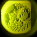 mesačný prach cez mikroskop