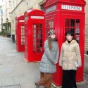S maminkou sme sa pri prvej spoločnej návšteve Londýna v roku 2007 pokúšali pomerne úspešne zo seba spraviť modelky opierajúce sa ležérne o červené londýnsku telefónnu búdku... no nie sme rozkošné? :D