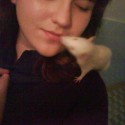 viem,že to je otrasná fotka..a vyzerám tam ako ....neviem čo ..ale išlo o to , že ten potkan mi dával pusu :D teda mi lízal pery..bože to bolo také zlaté :)