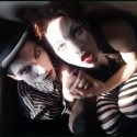 Pomerne neznáma, ale výborná punková skupina tuším z Nemecka (nie som istá) s názvom Dresden Dolls... na doprevádzanie spevu používajú iba bicie a klávesy...