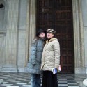 Narcisticky orientovaná fotka s mamčou pred bránou do St. Paul´s Cathedral. 