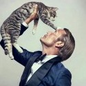 Kvôli tomuto chlapovi by som sa pokojne naučila mať rada mačky. *-*