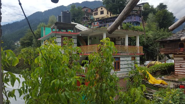 Pohľad z izby ubytovania, v diaľke Slávny Manu temple.
(Manali, Himachal Pradesh India)