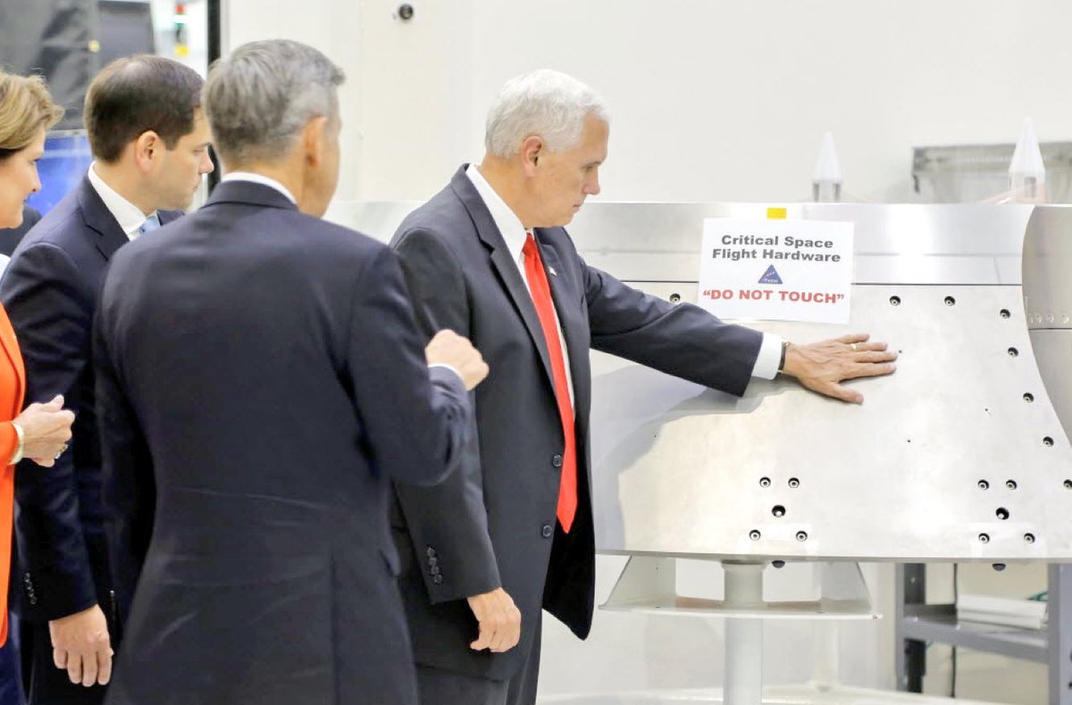 To je len americký viceprezident dotýkajúci sa zariadenia, na ktorom je veľká ceduľa s nápisom 