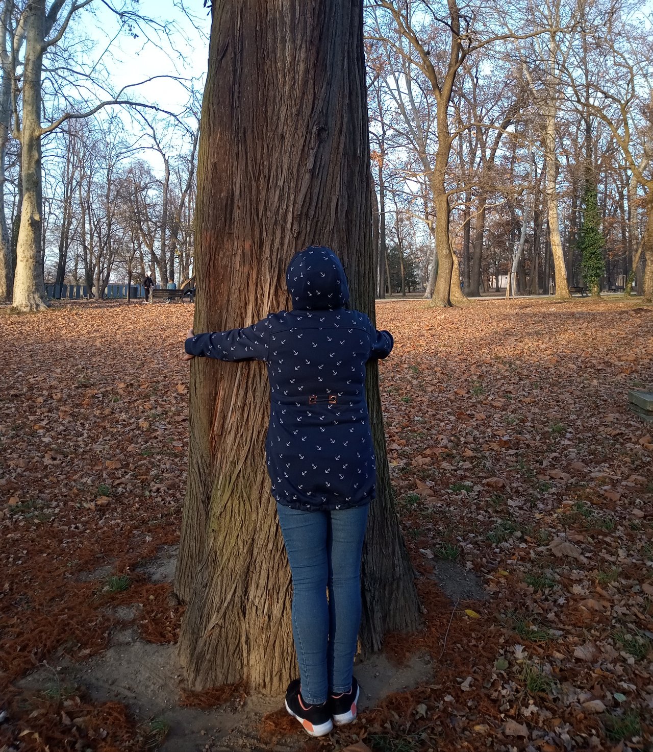 Mama objíma strom :D :) 