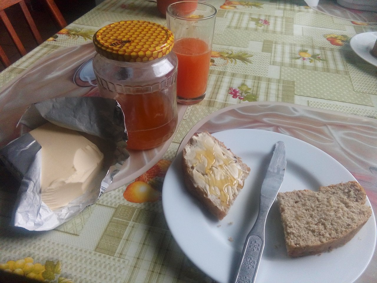 Cesnakovy chleba s maslom a medom :D
