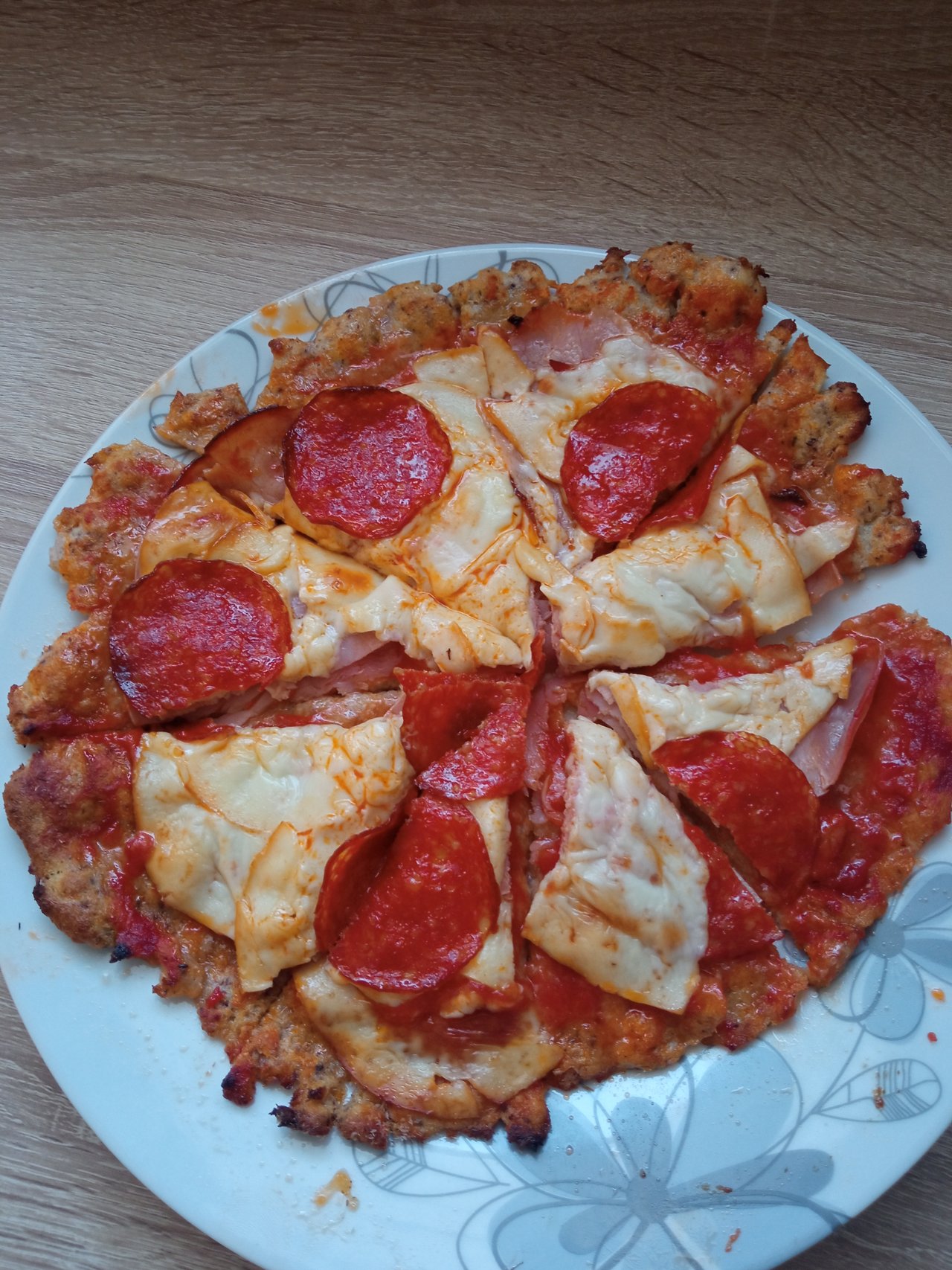 Moja prvá keto pizza (kto chce recept nech mi napíše) a nabudúce snáď bude vyzerať lepšie.