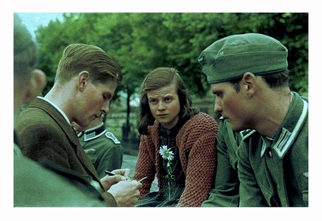 22. februára 1943 boli Sophie Scholl, Hans Scholl, a Christoph Probst popravení za rolu, ktorú zohrali v agitácii študentov k povstaniu a zvrhnutiu nacistického režimu. 