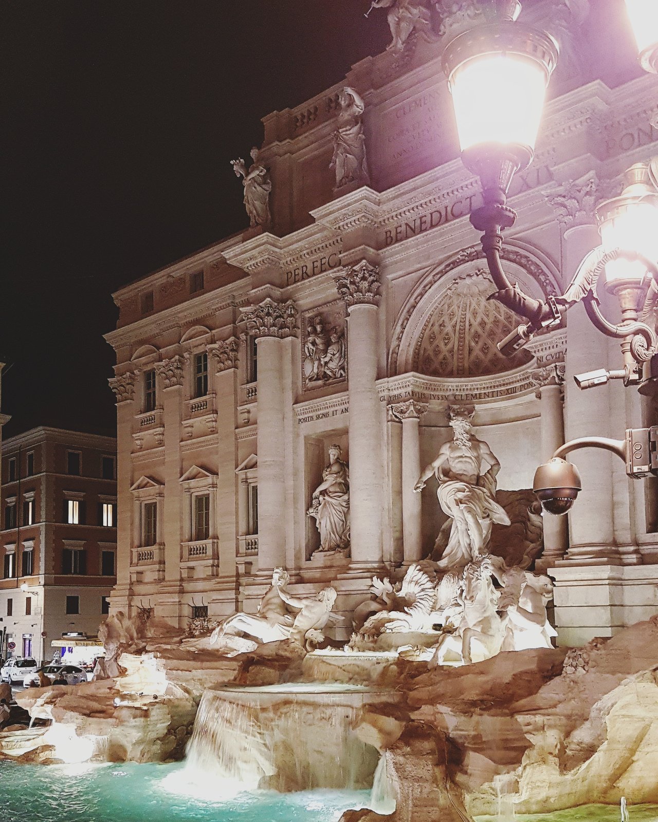 Treviho fontána - krásna cez deň aj v noci :)