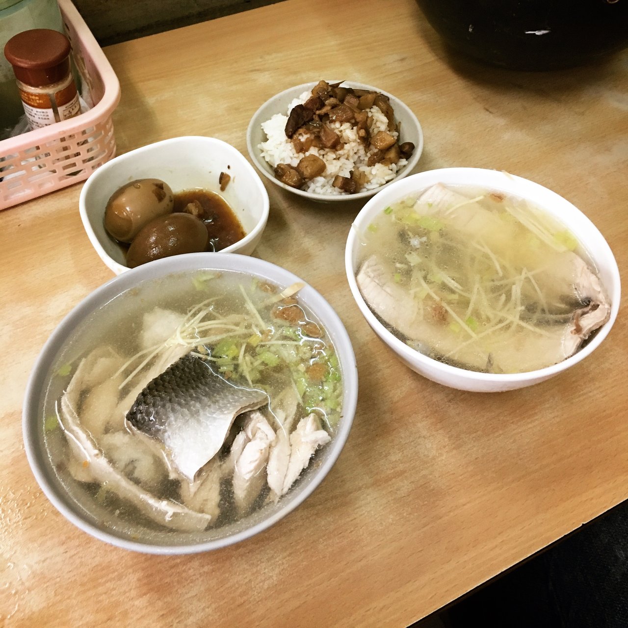 Najlepsia rybacia polievka aku som kedy jedol (v tej najhorsie vyzerajucej restike na svete). Tainan, Taiwan