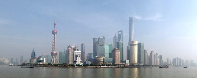 Kukuc na Huangpu river a Lujiazui z the Bund, Shanghai
