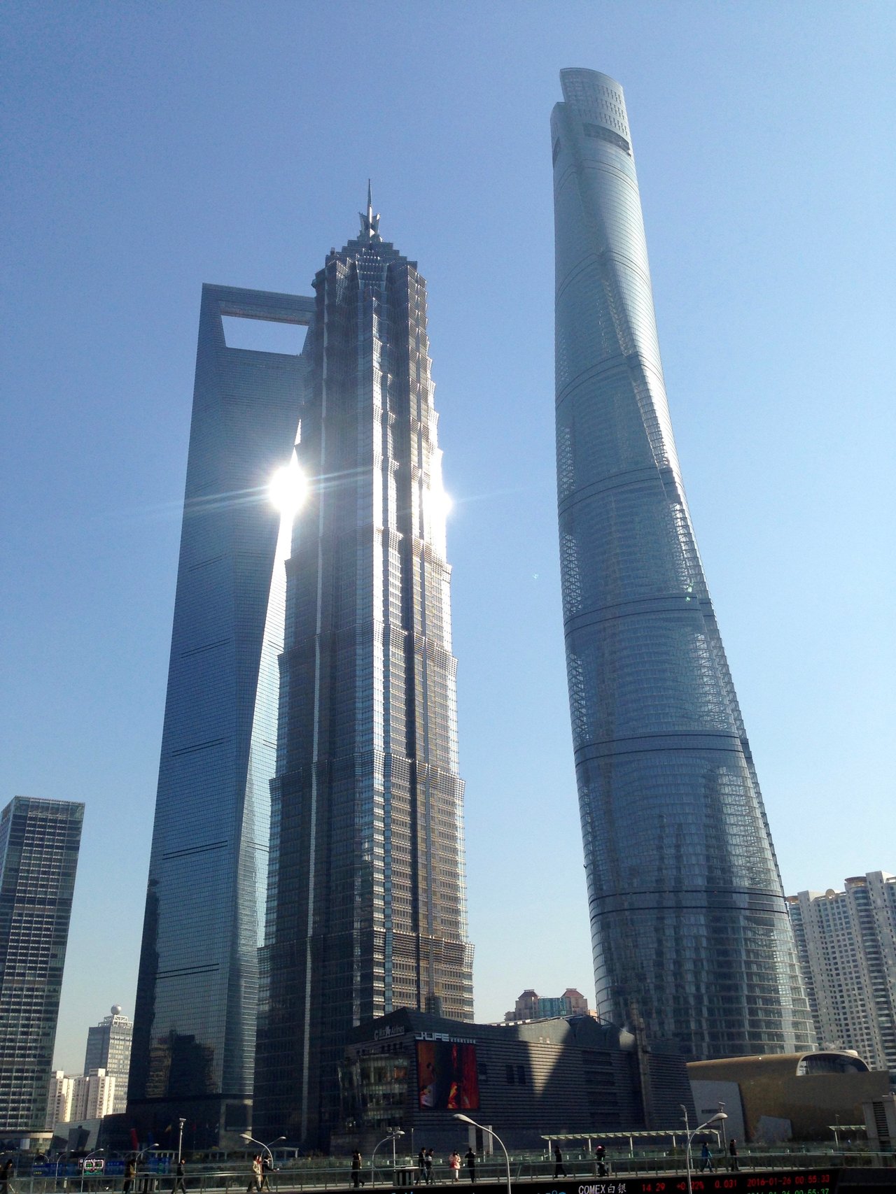 3 najvyssie budovy v Shanghai (z lava) - Shanghai World Financial Center, Jin Mao Tower, Shanghai Tower (najvyssia)