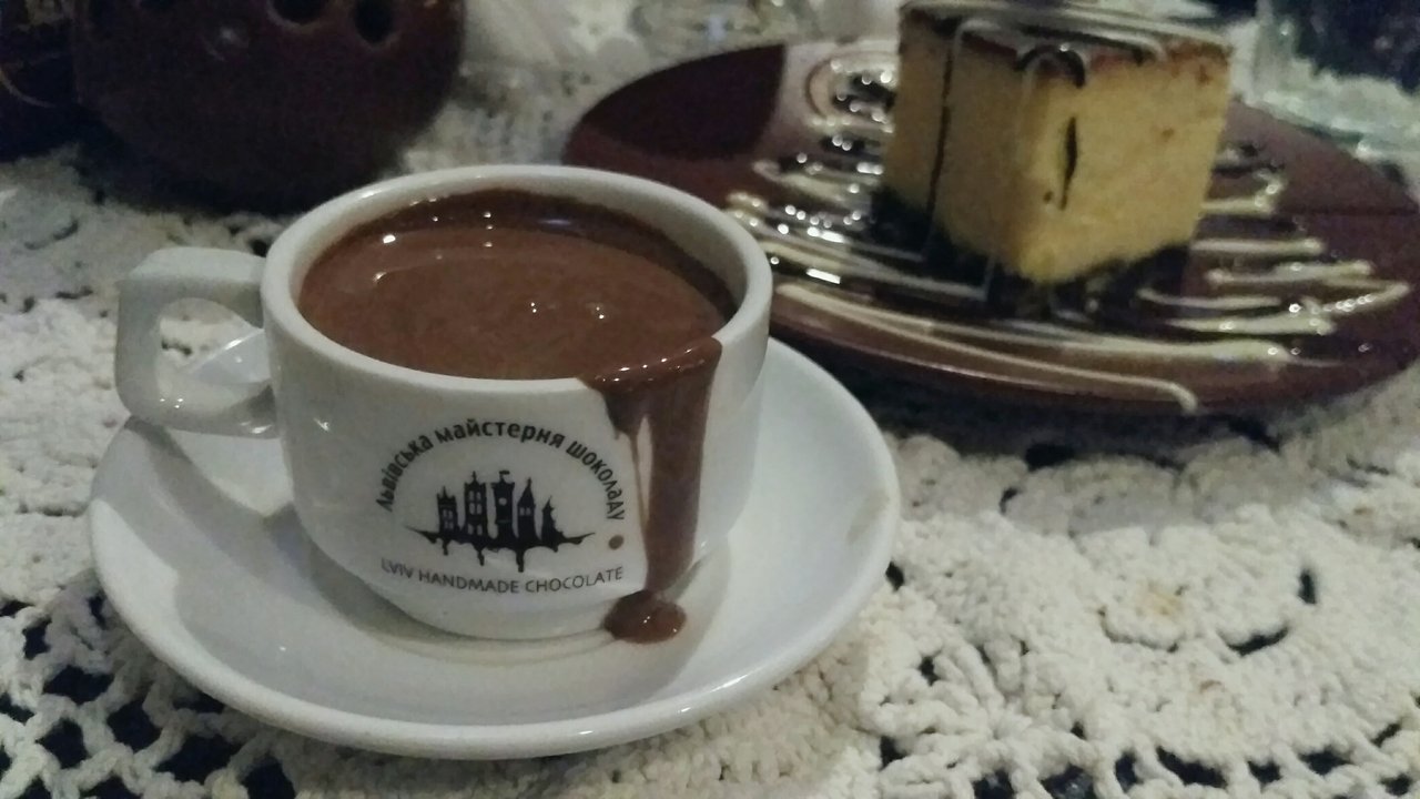 A takto si pràve vychutnávam syrnik(čízkejk)  a čokoládu v centre Ľvova na Ukrajine :D