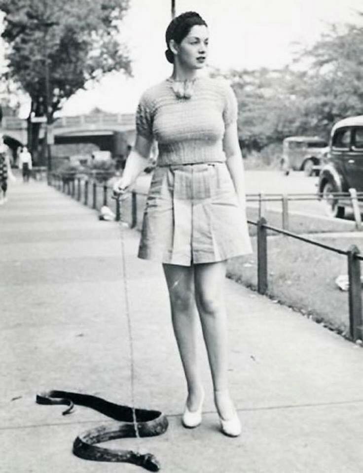 Tanečníčka z roku 1960 na prechádzke s domácim miláčikom.