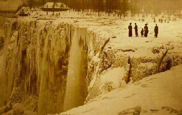 1911. Zamrznuté Niagarské vodopády.